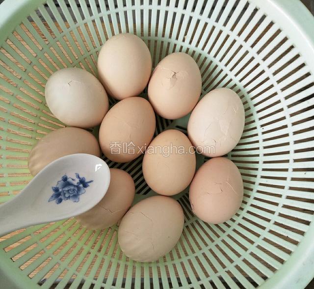 煮熟的鸡蛋，捞起来，用勺子轻轻把外壳敲裂（方便入味，如果打算吃很久的，可以只敲裂一部分）