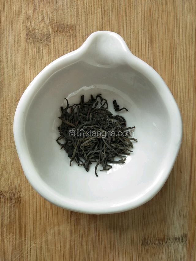 准备适量的茶叶