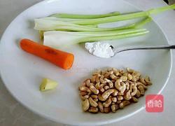 西芹炒腰果的做法图解1