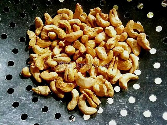 腰果炸制成焦黄色时，立刻把腰果捞出备用