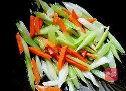 西芹炒腰果的做法图解15