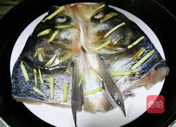 剁椒蒸鱼头的做法图解8