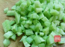 黄瓜玉米粒的做法图解1