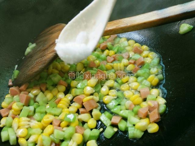 放入适量盐，鸡精调味
