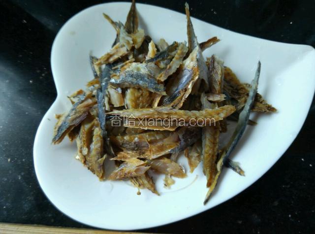 咸鱼干洗净去骨撕碎。