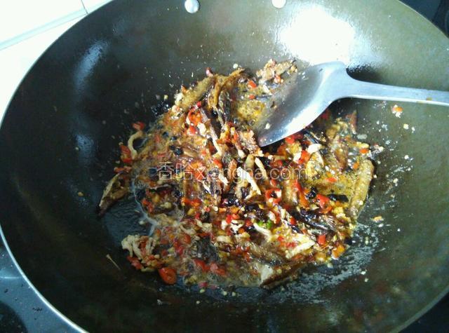 再加入一匙风味豆豉（如没有可不用），加适量盐（咸鱼有咸，注意盐的用量），加少许白糖，适量料酒、生抽，炒匀。