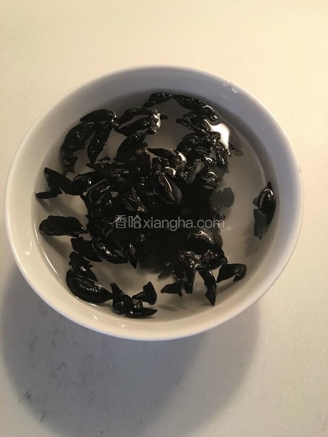 云耳用清水泡软，大概2小时左右即可