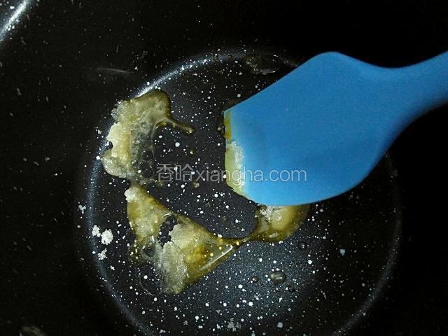 开小火，慢慢熬煮。煮至糖开始融化，稍稍化开以免结块。