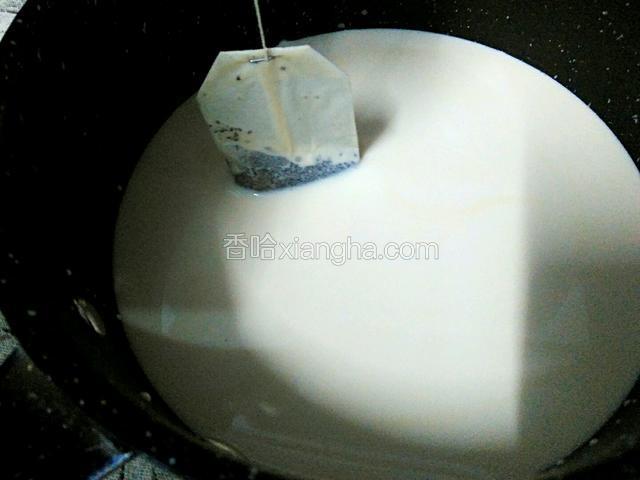 放入红茶包小火煮。