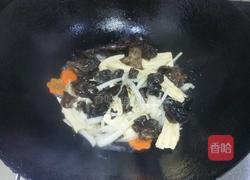 黑木耳炒腐竹的做法图解7