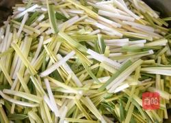 蒜苗豆干炒肉的做法图解1