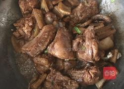 排骨烩酸菜 主食(炸馒头)的做法图解3