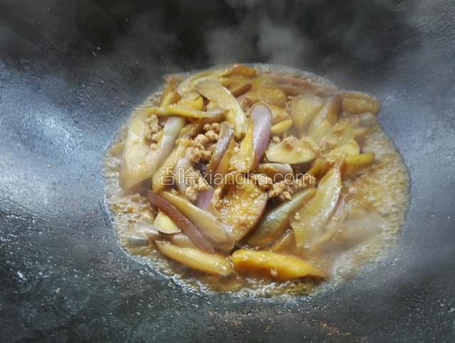 洒适量清水再次调入适量盐，鸡精和生抽焖煮至茄子软化（茄子要煮烂一点）且收汁