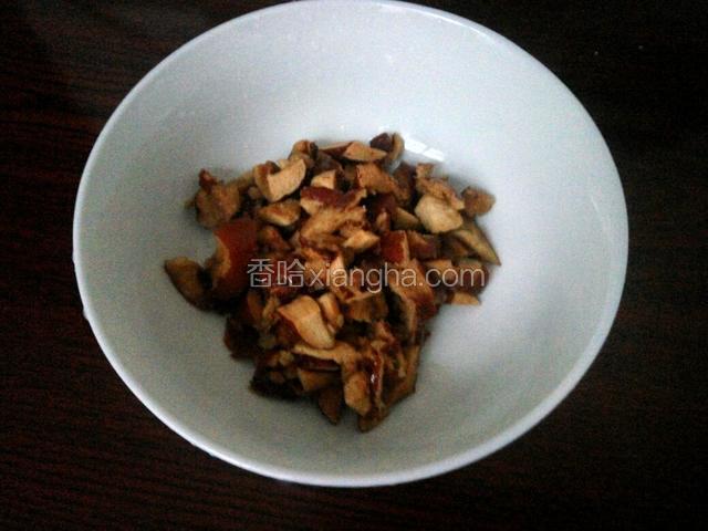 把泡软的红枣切成碎块