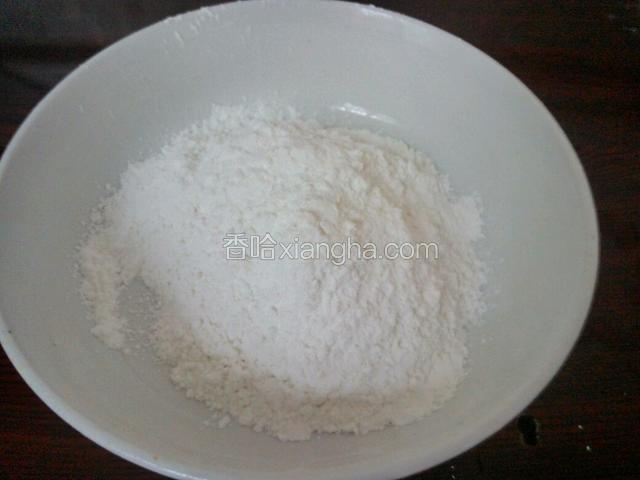 盆内放入糯米面