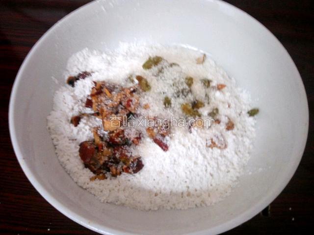 再放入葡萄干，红枣碎以及白糖