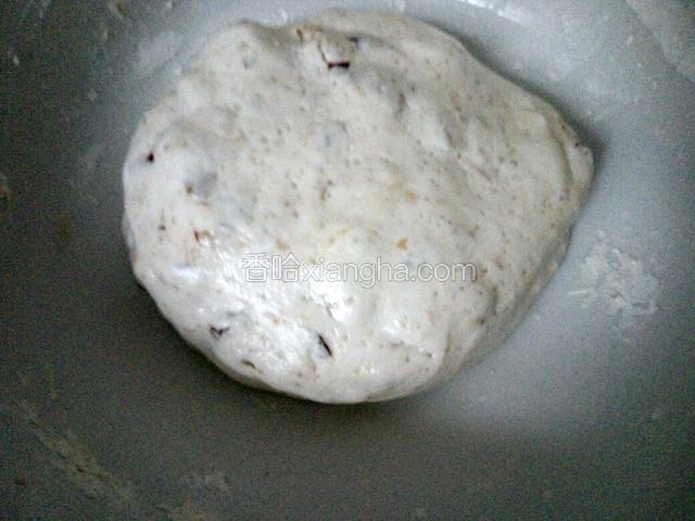 温水分次加进糯米面里，搅拌成絮状，揉成光滑的面团