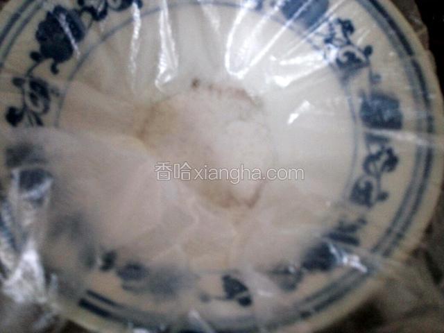 碗内放入保鲜袋，在保鲜袋上抹油