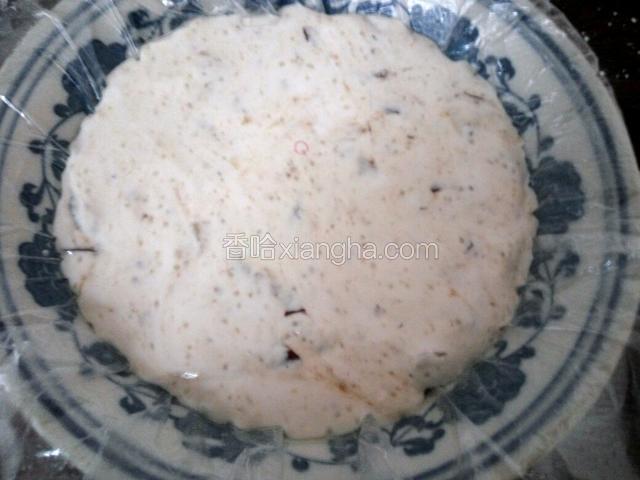 把面团铺进碗内，压平