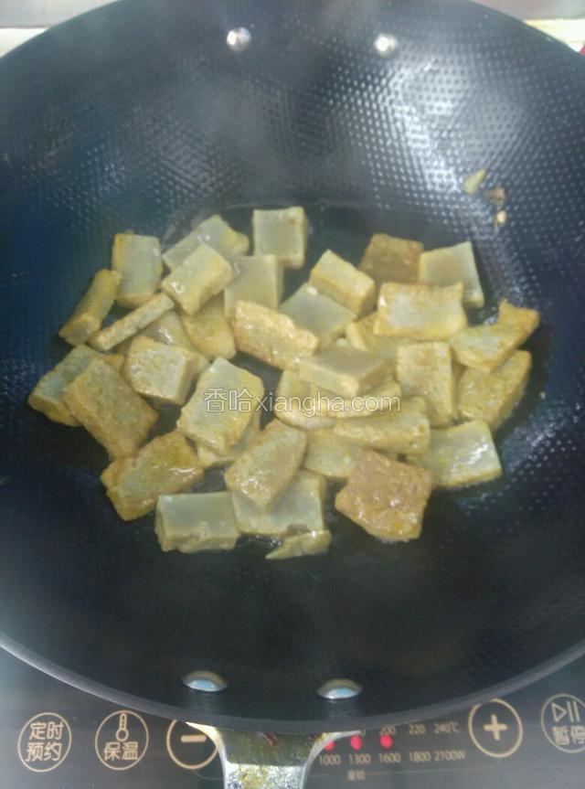 放入盐  味精  孜然  酱油 炒匀出锅