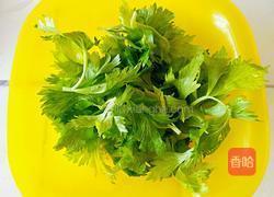鸡蛋芹菜叶的做法图解1