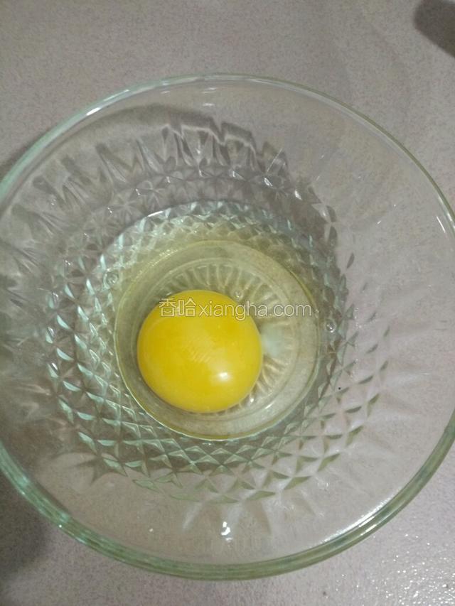 鸡蛋打碗里，用手动打蛋器打散