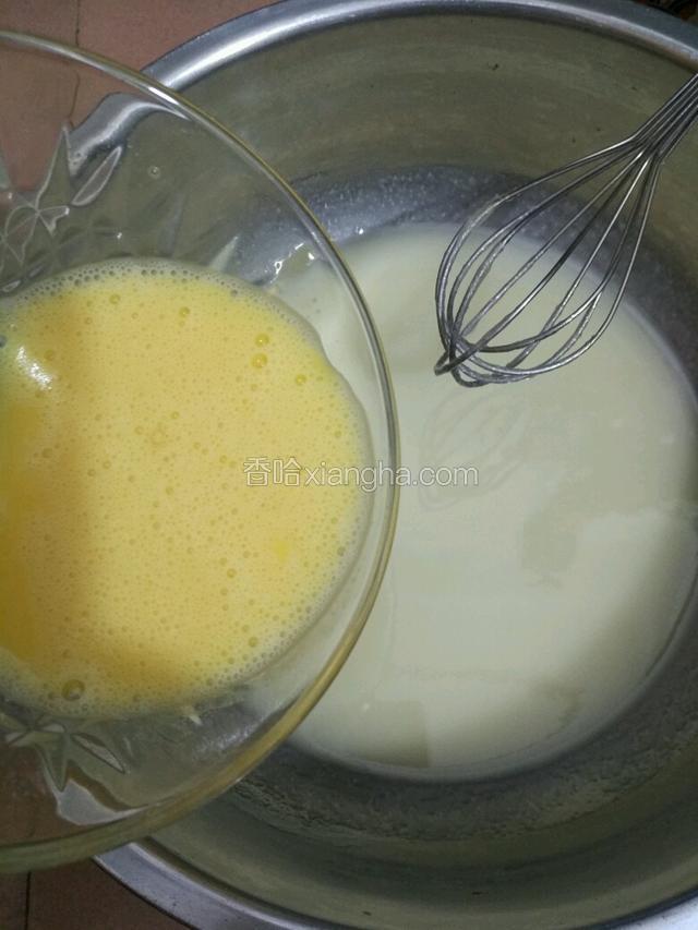 倒入蛋液，搅拌均匀。蛋液留一点等下刷饼表面用