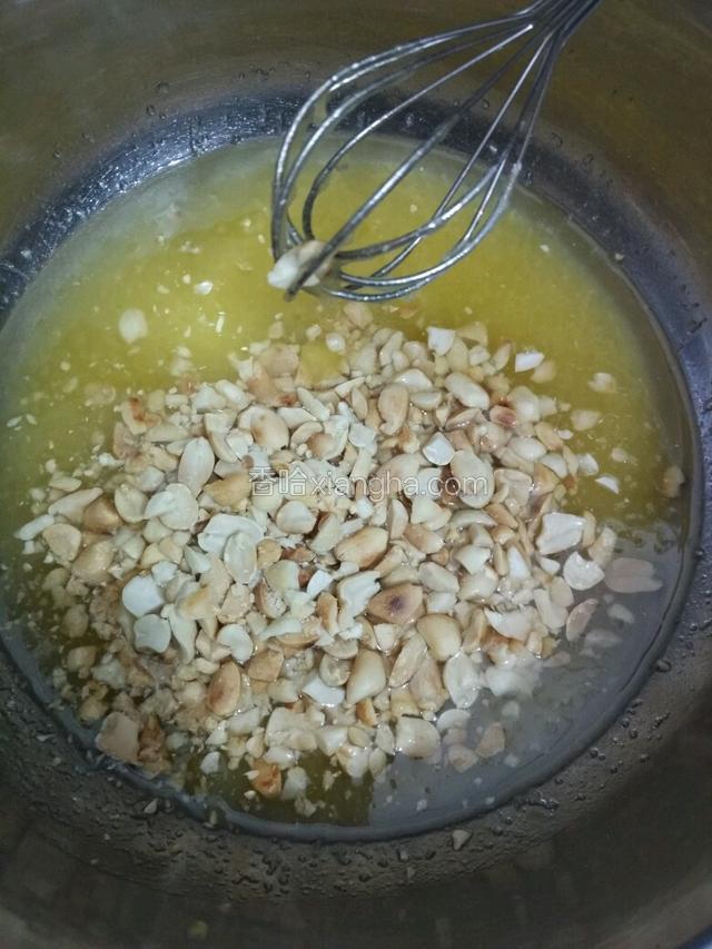 倒入花生碎，搅拌均匀