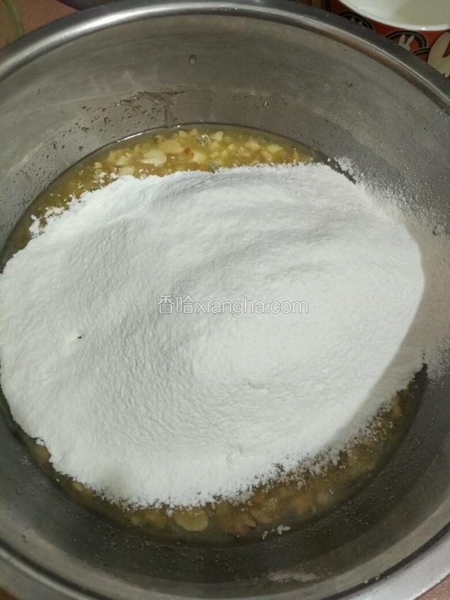 低筋面粉和泡打粉混合筛入盆里