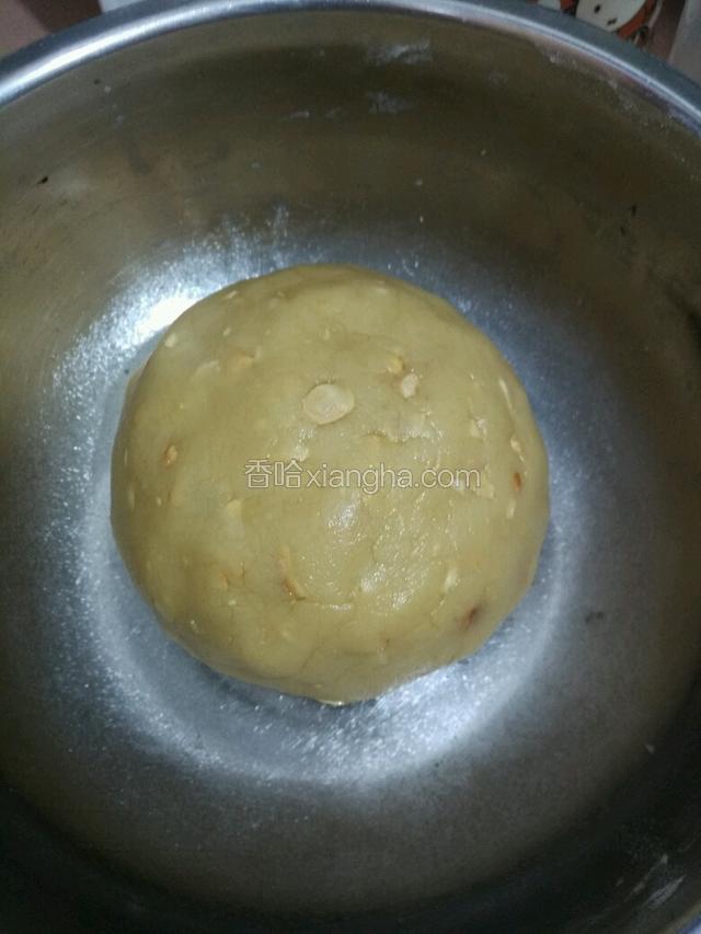 用刮刀翻拌均匀，再用手揉成面团，盖住保鲜膜松弛20分钟