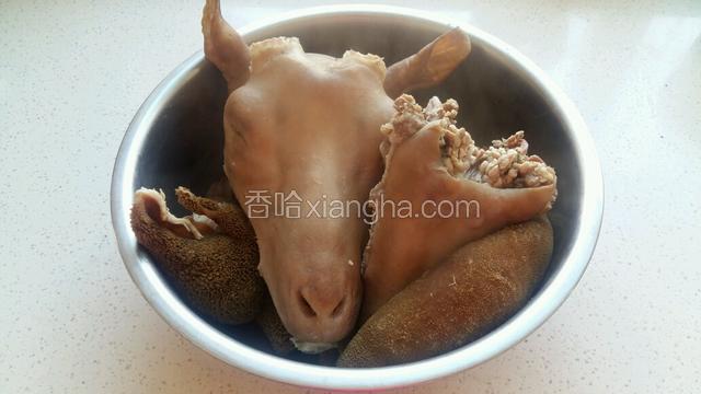 买回来羊头肚洗个好几遍，为了洗的干净再把羊肚用剪刀剪开，挖掉里面的脂肪。用淡盐水再洗个N遍。再浸泡一天一夜，完了烧根火枪给羊耳朵剃毛。再把羊头一分为二。完了沸水锅里焯水十分钟再捞出来。（洗的过程就省略了。）