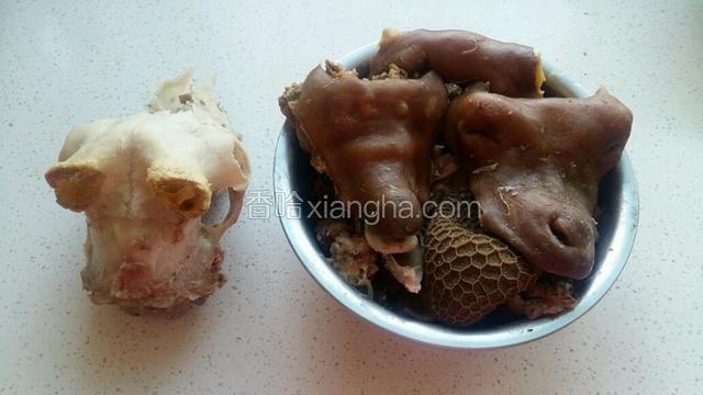 煮好后捞出晾一会，把羊头肉撕下来。