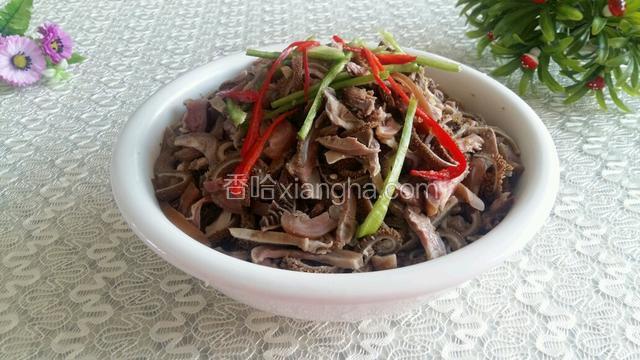 撒红绿椒装饰。