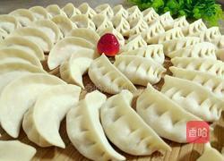 月牙形饺子的包法的做法图解1