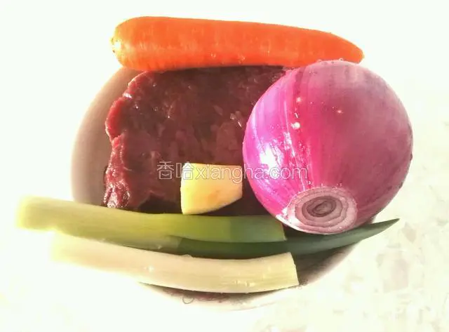 准备牛肉、大葱、姜、胡萝卜、洋葱。（还有5个新鲜香菇没有拍照。）