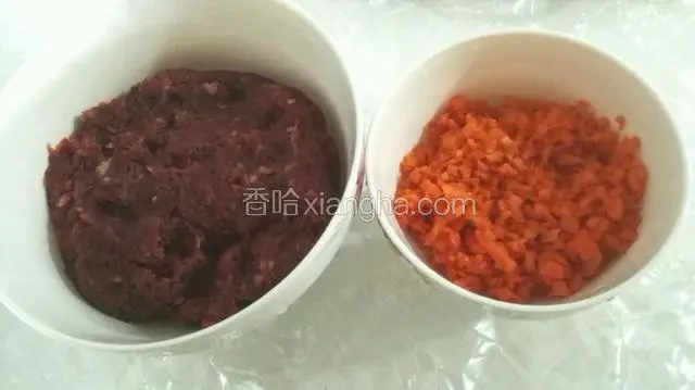 牛肉里加入姜一起剁碎、胡萝卜剁碎。