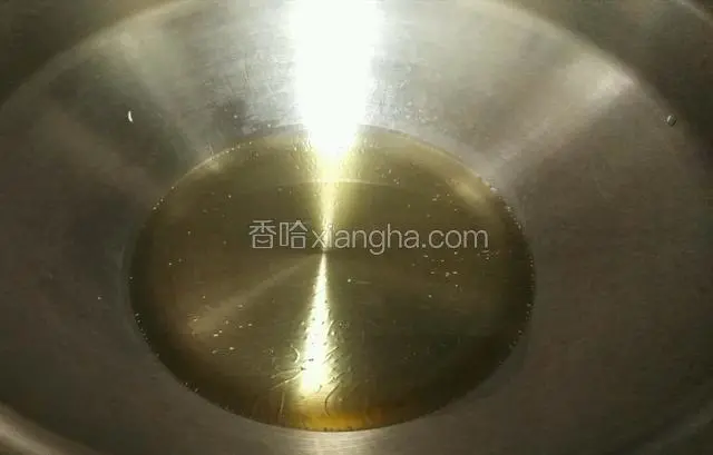 热锅放油，油烧至7成热