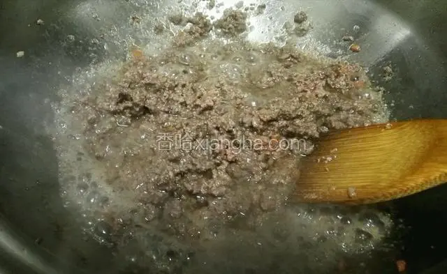 加入牛肉末，把水分炒干