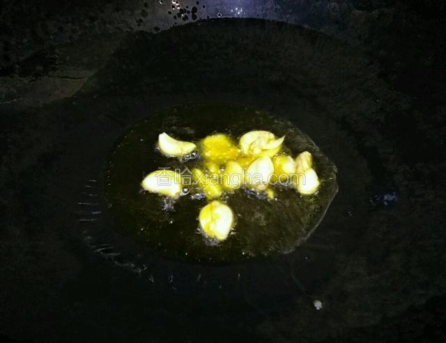 热油锅下蒜头爆香