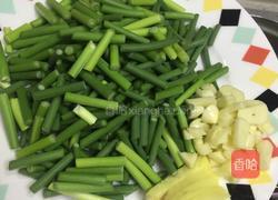 鱼香鸡丝蒜苗的做法图解3