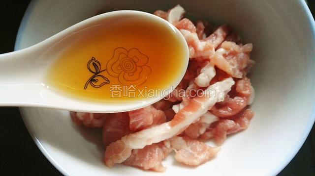 肉丝装碗，加一勺料酒去腥。