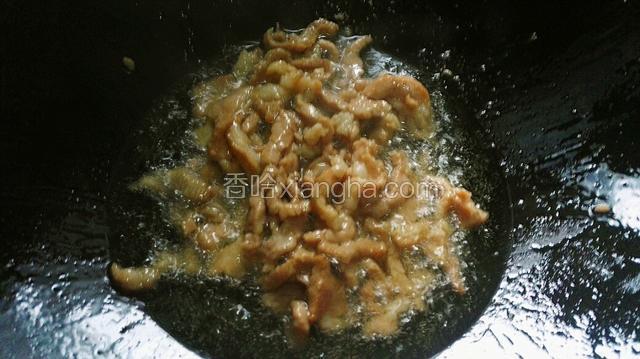锅烧热倒入油，微热倒入肉丝，快速拌均匀至熟，起锅装碗。