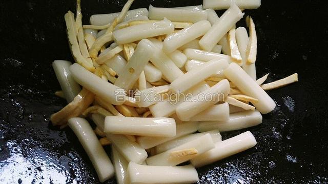 略为炒下，倒入年糕。