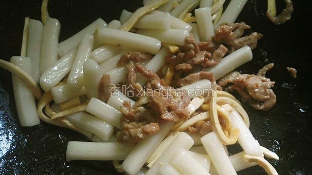 翻炒均匀后，倒入已煮的肉丝。小火