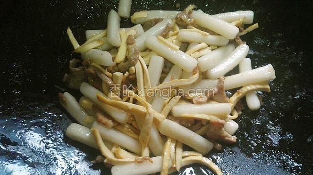 再次翻炒均匀。小火