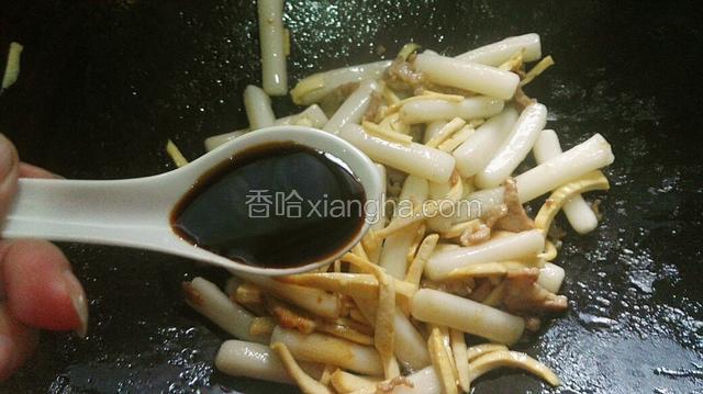 加入2勺味极鲜酱油。小火
