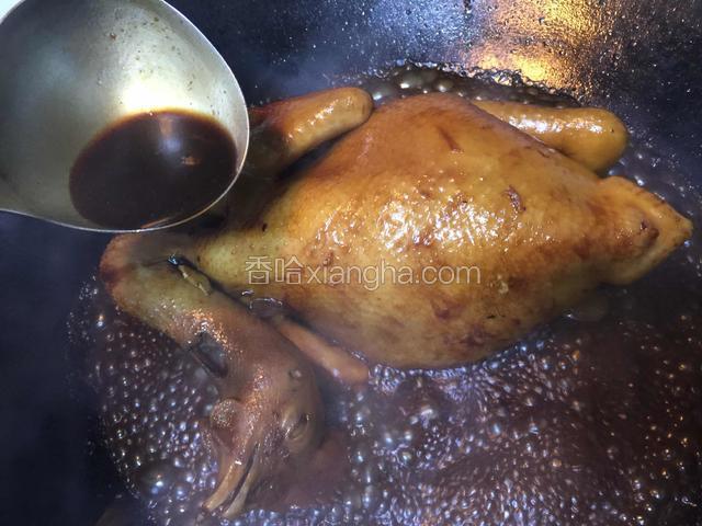 先盖上锅盖烧一会再打开，用勺子把料汁淋在鸡身上色，还要经常帮鸡翻身，每个方向都要煮熟、都要上色。