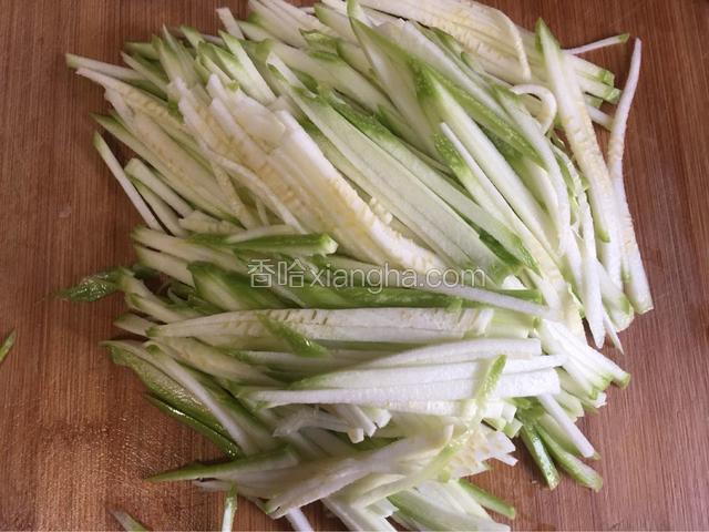 西葫芦斜切细丝。