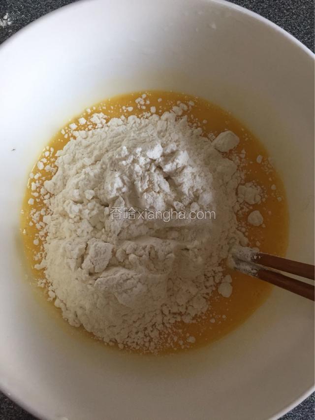 倒入面粉搅拌均匀。