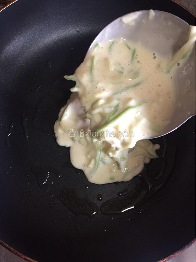 平底锅放入少许的油，7成热时离火倒入一勺半不到的糊糊煎熟。